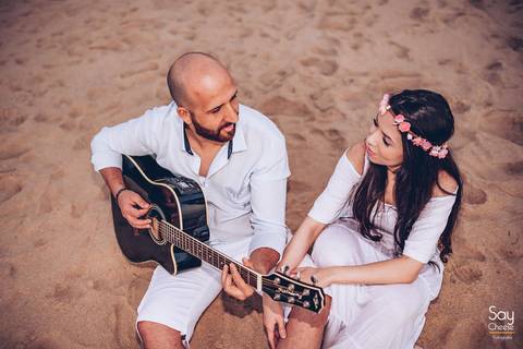 noivo tocando violão em ensaio pré-wedding na praia fotografado por Say Cheese Fotografia'