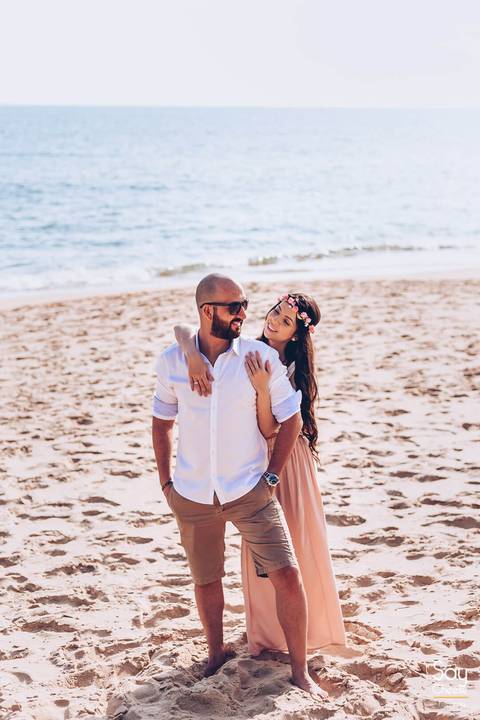 noiva abraçando noivo  em ensaio pré-wedding fotografado por Say Cheese Fotografia'