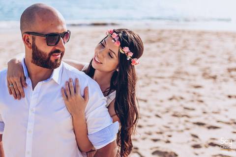 noiva com coroa de flores sorrindo para noivo em ensaio pré-wedding na praia fotografado por Say Cheese Fotografia'
