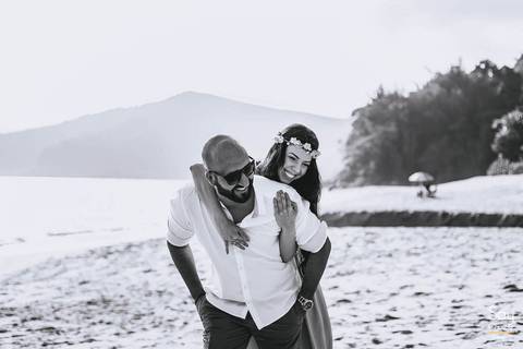 noiva pulando nas costas do noivo em ensaio pré-wedding na praia fotografado por Say Cheese Fotografia'