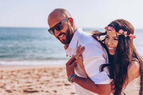 noivos sorrindo em ensaio pré-wedding na praia fotografado por Say Cheese Fotografia'