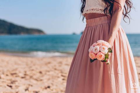 noiva segurando buquê de flores em ensaio pré-wedding na praia fotografado por Say Cheese Fotografia'