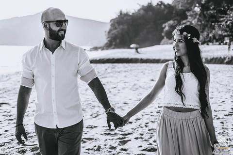 noivos caminhando na praia em ensaio pré-wedding na praia fotografado por Say Cheese Fotografia'