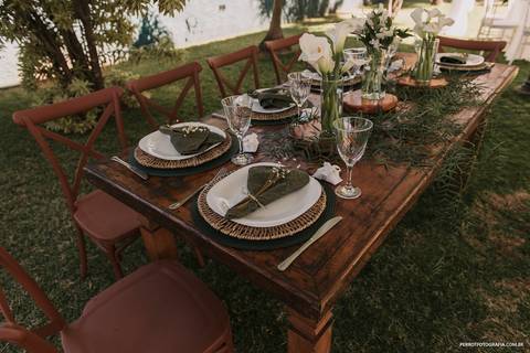 mesa de madeira com decoração verde casamento maringa'