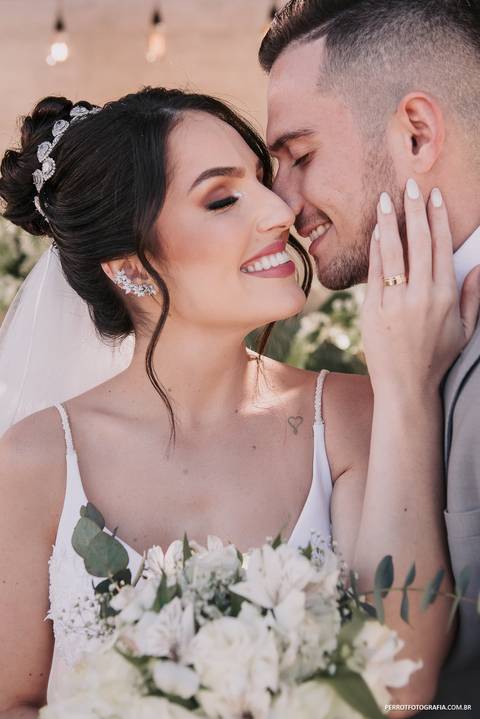 carinho no rosto do noivo em casamento de dia em maringa'