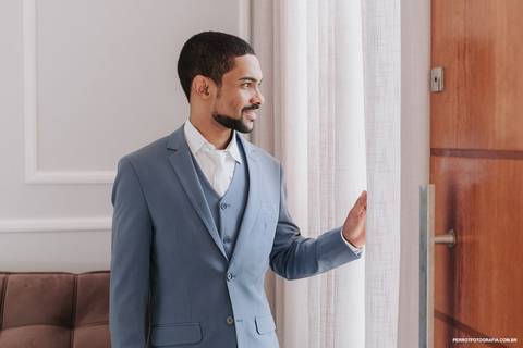 noivo olhando janela casamento'