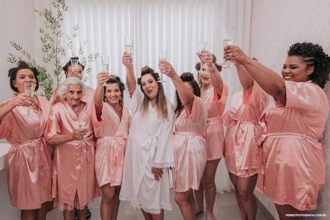 brinde da noivas com as madrinhas antes do casamento'