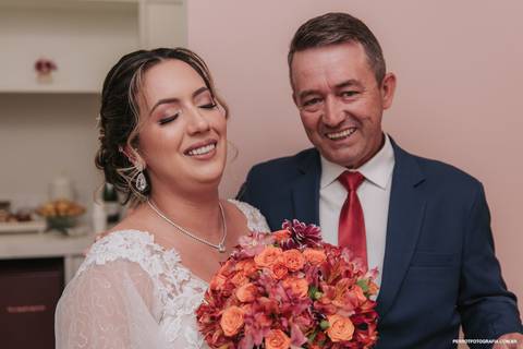 foto da noiva com o pai antes do casamento no cantinho camarim'