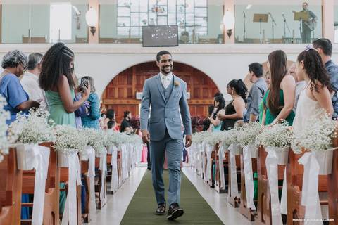 noivo entrando na igreja em iguatemi'