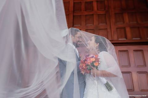 noivos fazendo foto com veu em iguatemi'