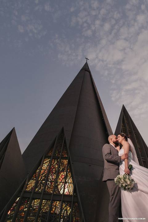 ensaio com noivos na catedral de maringa'