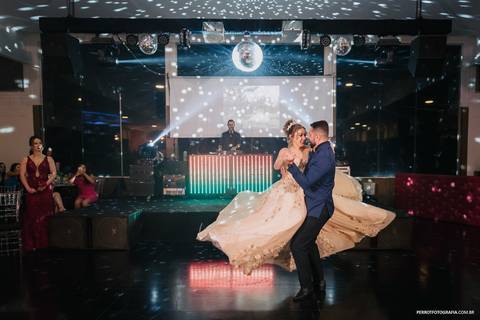 debutante dançando com pai em festa de aniversário buffet '