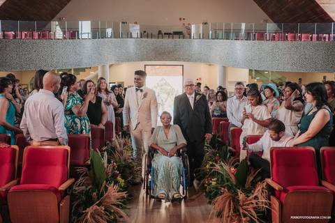 entrada noivo com mãe cadeirante casamento unicesumar maringa'