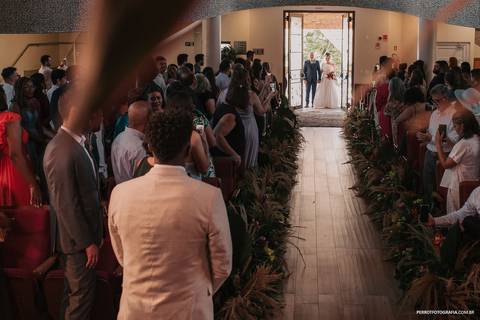 linda emocionante entrada noiva casamento domingo manhã maringa parana'