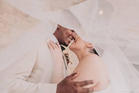 foto noivos véu casamento adventista dia domingo faculdade unicesumar sorrindo'