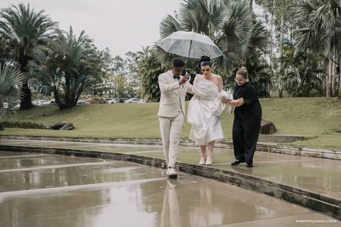 noiva guarda chuva casamento eden garden'