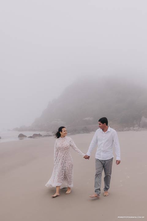 casal caminhando na praia ilha do mel'
