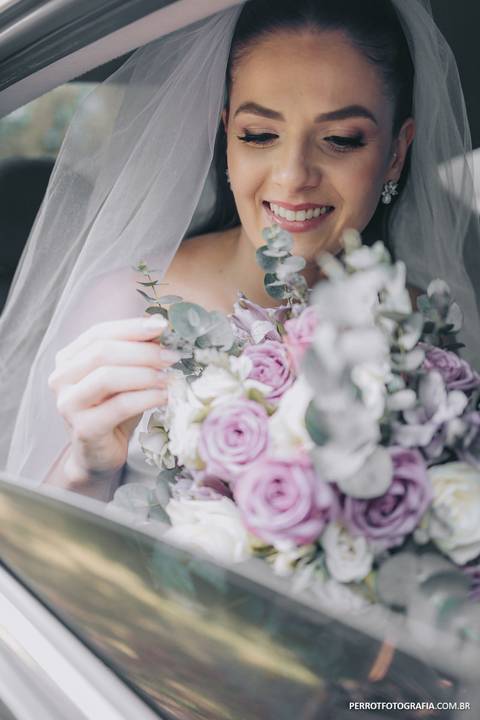wedding day foto noiva no carro esperando para entrar '