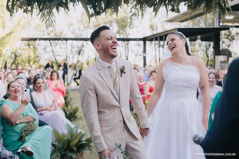 noivos sorridentes em casamento diurno no ayalla em maringa'