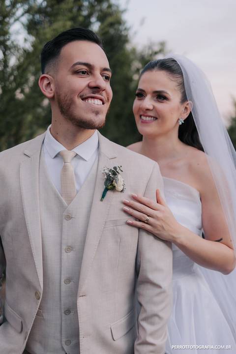 noivo com terno claro'