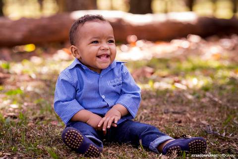 menino sorrindo no parque'