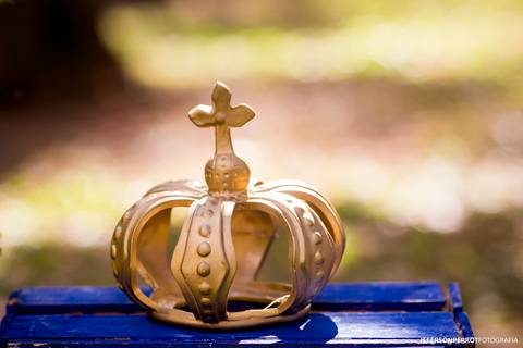 coroa em cima de caixote azul'