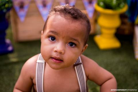 menino de suspensórios'