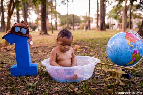 banho em banheira redonda pequena com decoração com tema aviador'