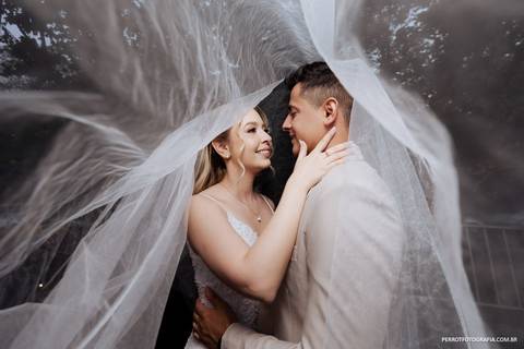 noivos dentro do véu'