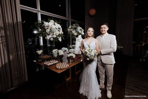 fotos dos noivos na mesa de doces'