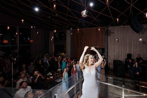 noiva jogando o buque'