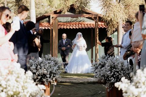 noiva entrando casamento Maringá'