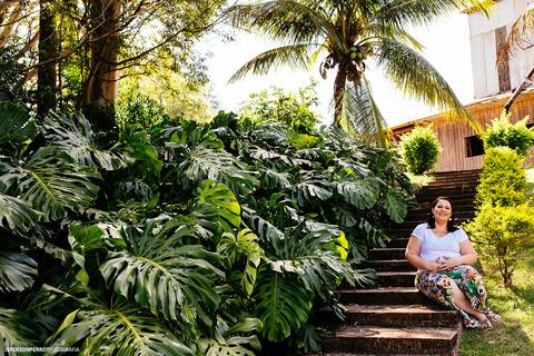 gestante sentada em escadaria em locação'