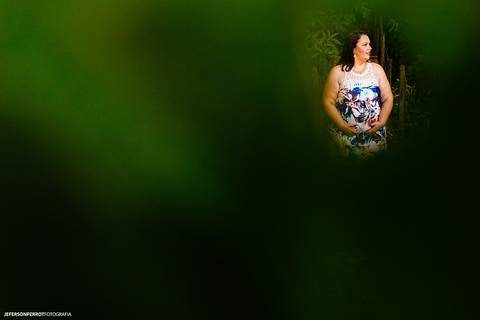 gestante sendo emoldurada por folha verde em lindo ensaio fotografico'