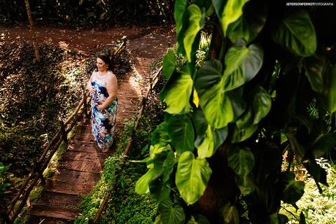 gestante feliz em meio a natureza durante lindo ensaio'