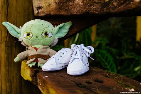 sapatinho all-star de bebe junto com Mestre Yoda em ensaio fotografico de gestante em Maringa no Parana'