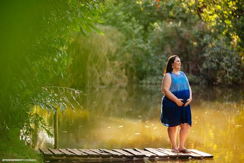 gestante sobre trapiche em ensaio fotografico realizado no Eden Garden, em Maringa'