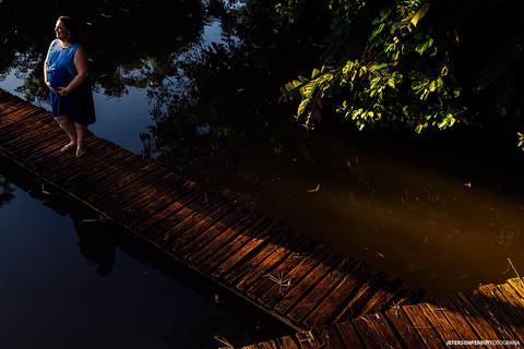 Gestante em ponte de madeira sobre lago em um lindo ensaio no Eden Garden, em Maringa'