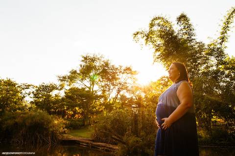 gestante sendo abençoada por uma linda luz em ensaio fotografico em Maringa, no PR'