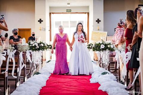 noiva entrando na igreja paroquia são sebastião em mandaguaçu'