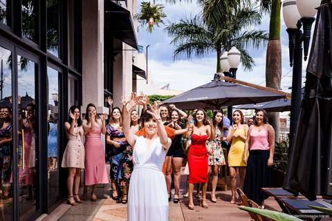 noiva jogando buque casamento maringa'