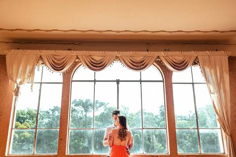 fotos conceituais de noivos com janela no castelo'