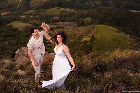 casal girando em ensaio de pre casamento em maua da serra'