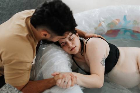 sessão de foto de parto normal realizado em casa na água'