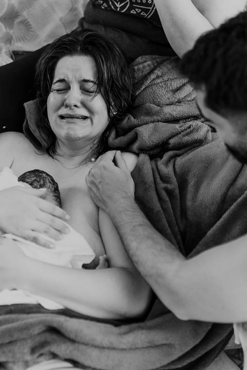 foto de parto normal em preto e branco'