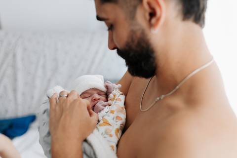 retrato pai e filha recém nascida'