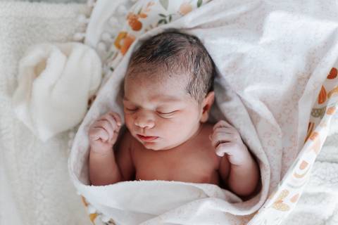 foto de recém nascida em parto normal domiciliar'