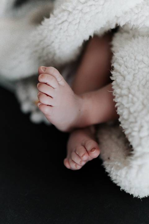 pés da bebê recém nascida Olga'