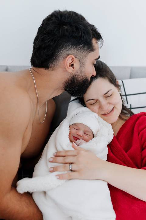 retrato familiar com bebê recém nascido'
