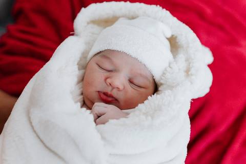 foto de recém nascido em sessão de fotos de parto'